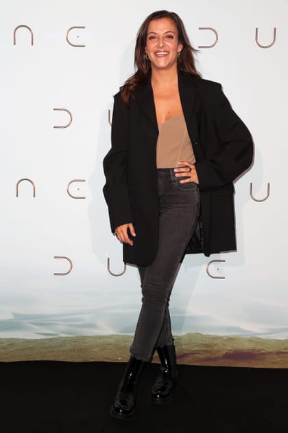 Camille Lellouche en jean gris et blazer noir