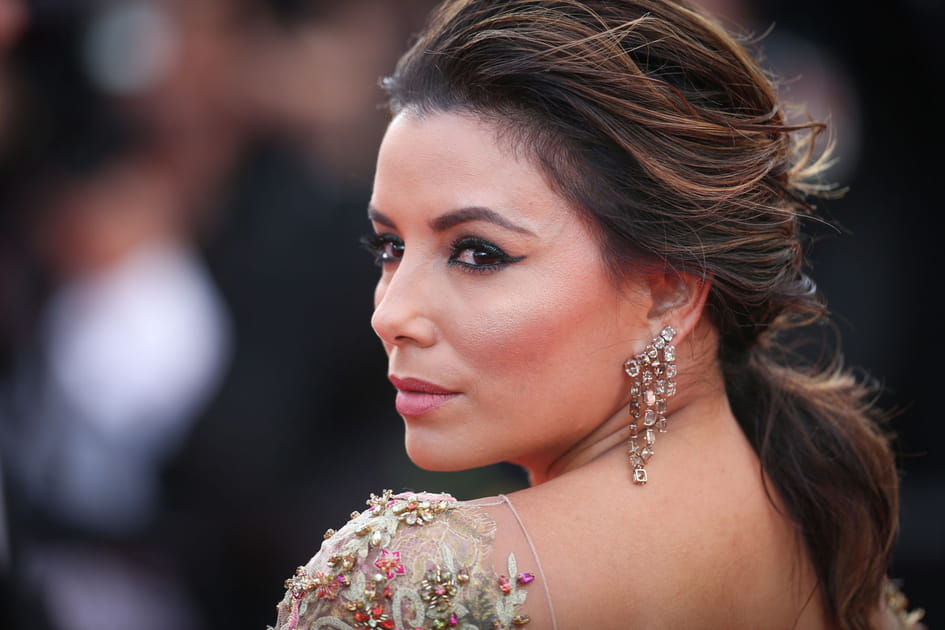 Eva Longoria, d&eacute;contract&eacute;e avec sa demi-queue de cheval loose