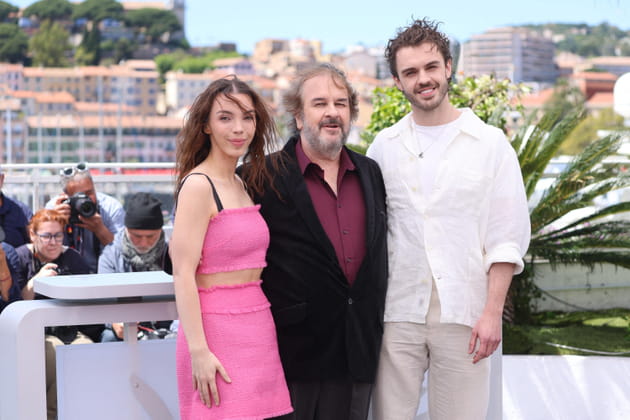 Le r&eacute;alisateur Peter Jackson pose avec ses enfants &agrave; Cannes apr&egrave;s avoir re&ccedil;u la Palme d'or d'honneur