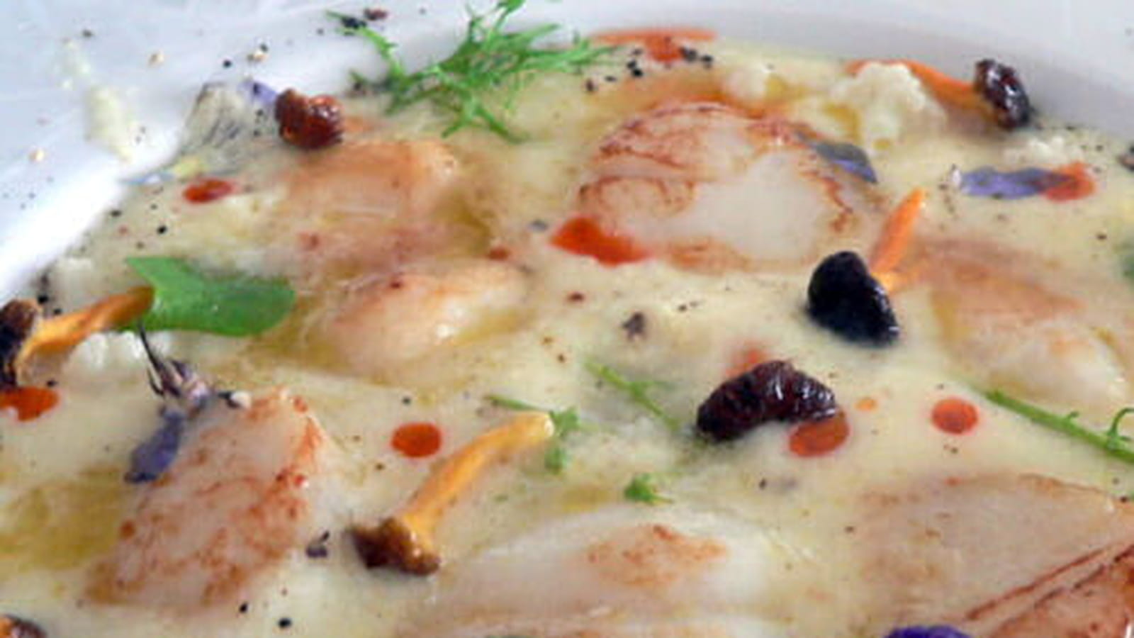 Noix de St-Jacques en crème de chou fleur, chanterelles, petites herbes et fleurs du temps