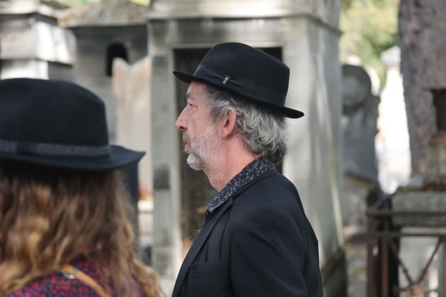 Arthur H vu aux obs&egrave;ques de Catherine Ringer, au cimeti&egrave;re Montmartre