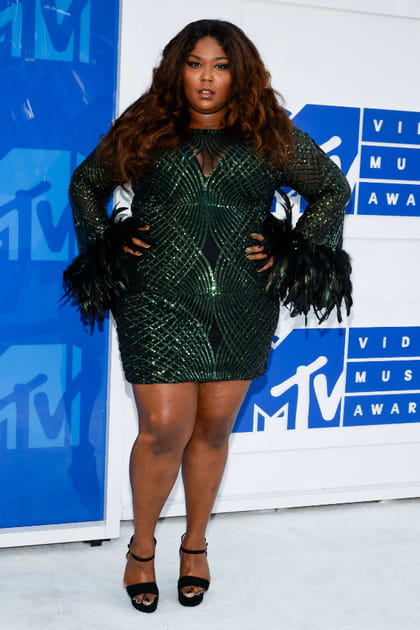 Lizzo en robe brodée verte