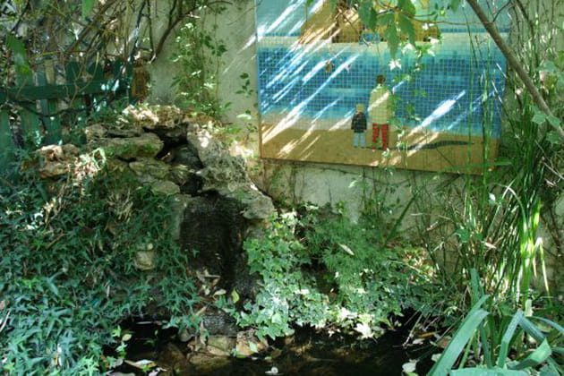Une fontaine en pierre