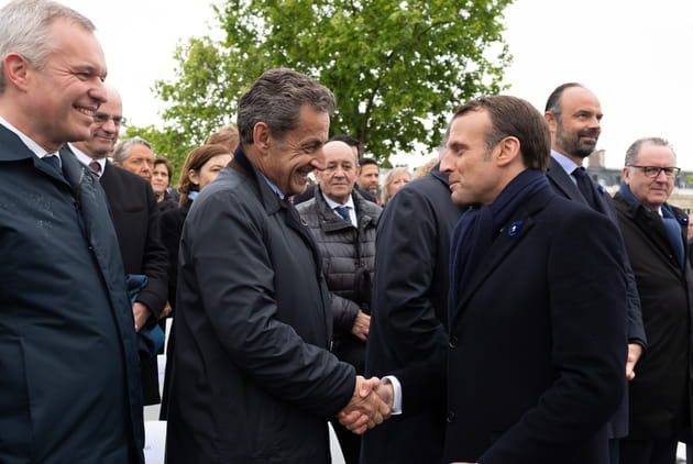 Une poignée de main entre Nicolas Sarkozy et Emmanuel Macron