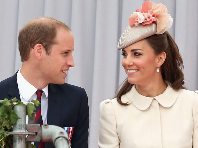 Jeune maman combl&eacute;e et de nouveau enceinte