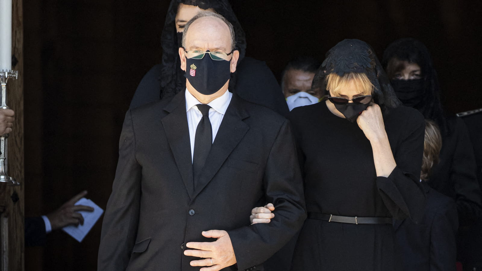 Albert et Charlene de Monaco sortent de la cathédrale