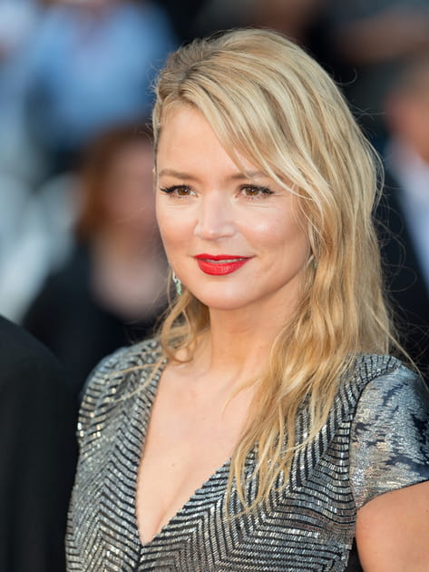 Le one shoulder wavy de Virginie Efira