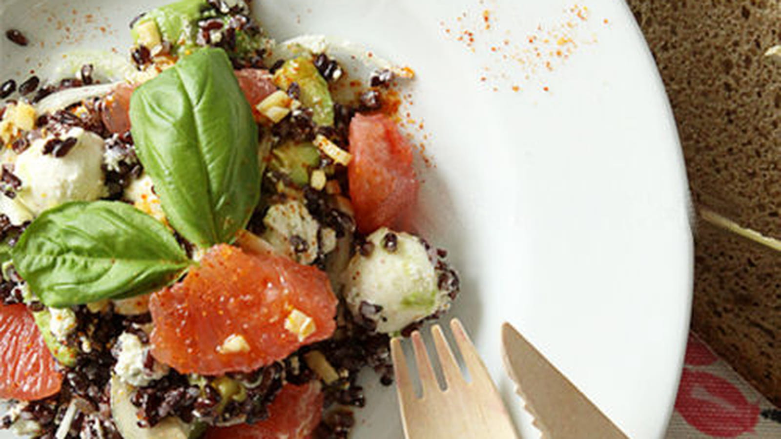 Salade de riz vénéré au pamplemousse et à l'avocat