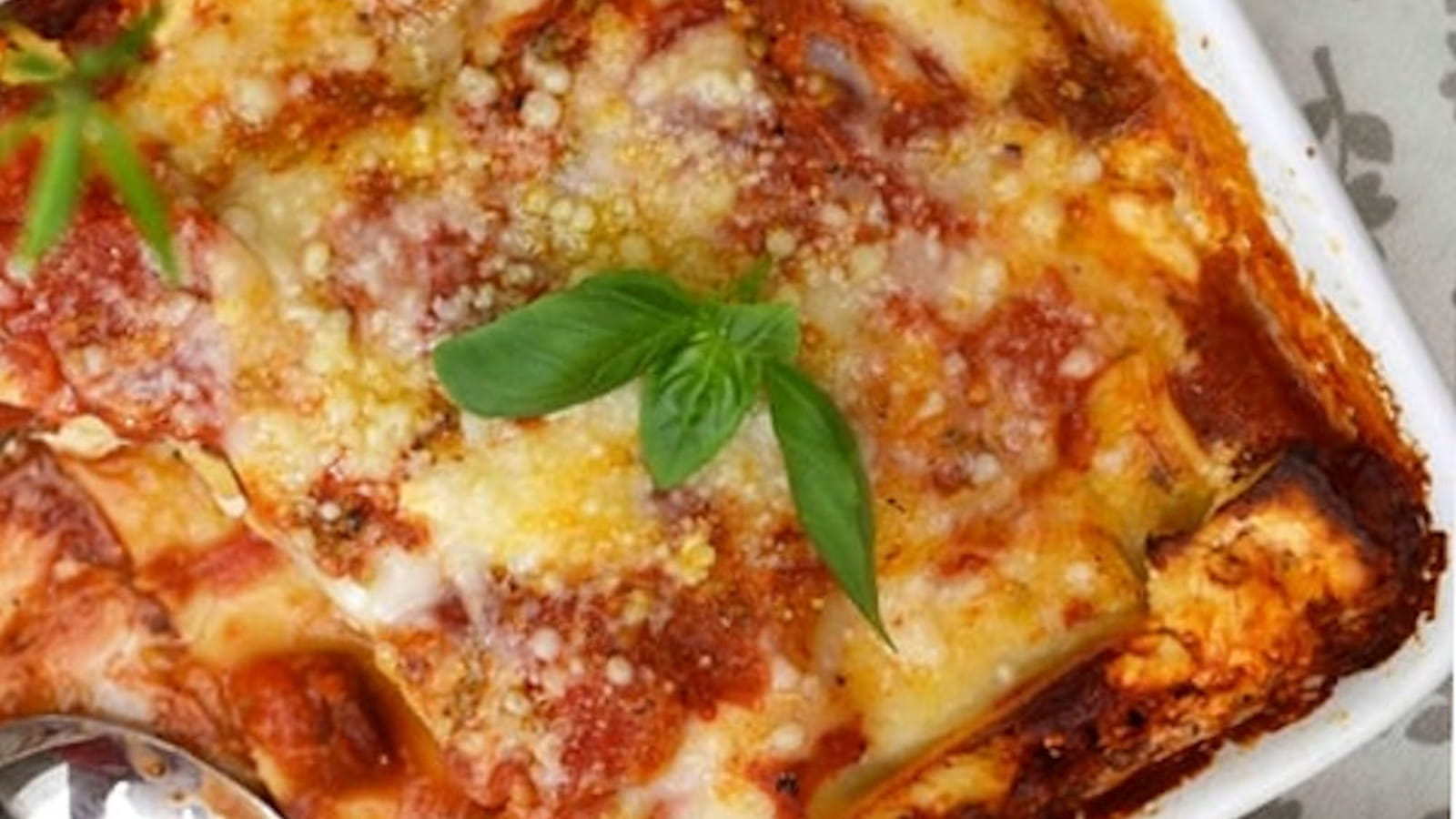 Lasagnes aux tomates fraîches, sardines, feta et basilic