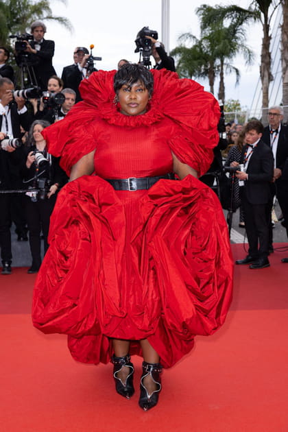 Yseult en robe rouge Alexandra McQueen