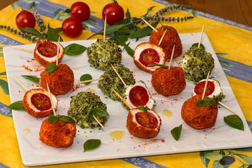 Tomates enrobées de fromage frais, paprika, menthe et basilic