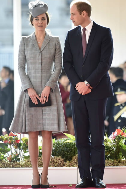 Kate Middleton en manteau à carreaux Alexander McQueen et chapeau coordonné