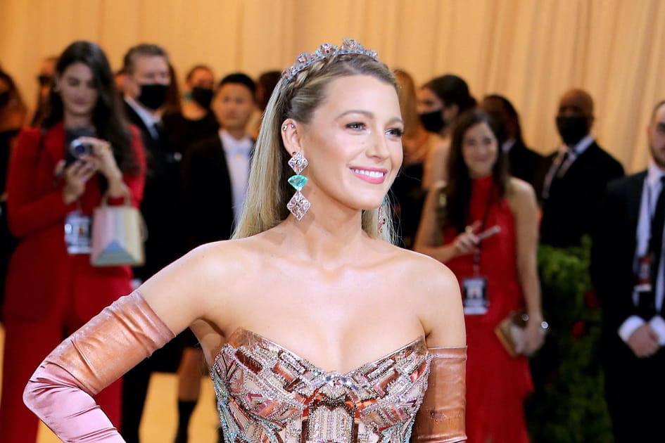 La coiffure avec un diad&egrave;me de Blake Lively