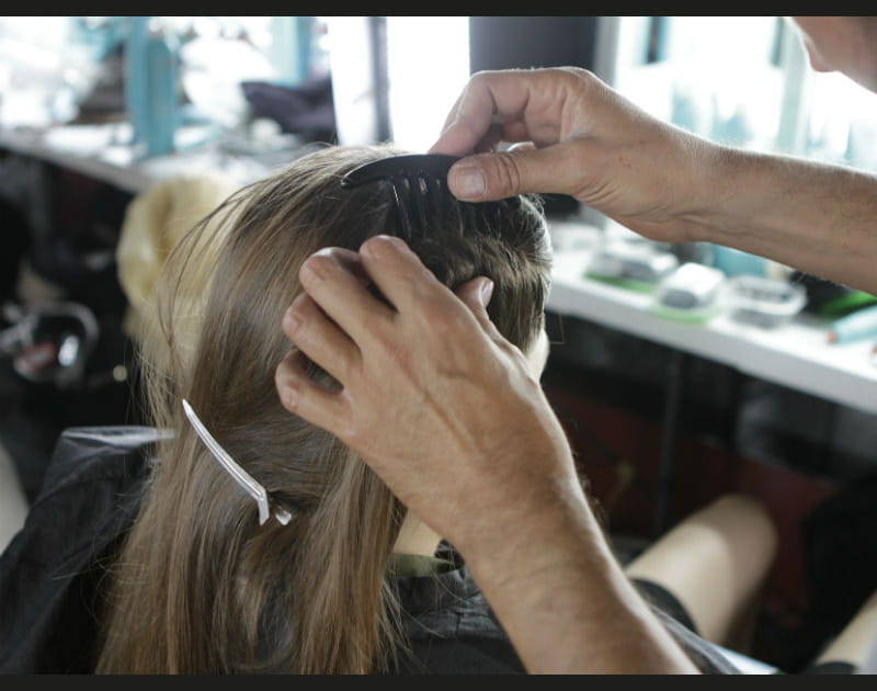 On fixe avec un peigne