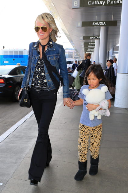 L&aelig;ticia Hallyday en veste en jean et cravate noire