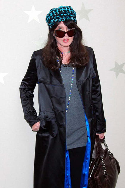 Isabelle Adjani en manteau long noir et haut gris