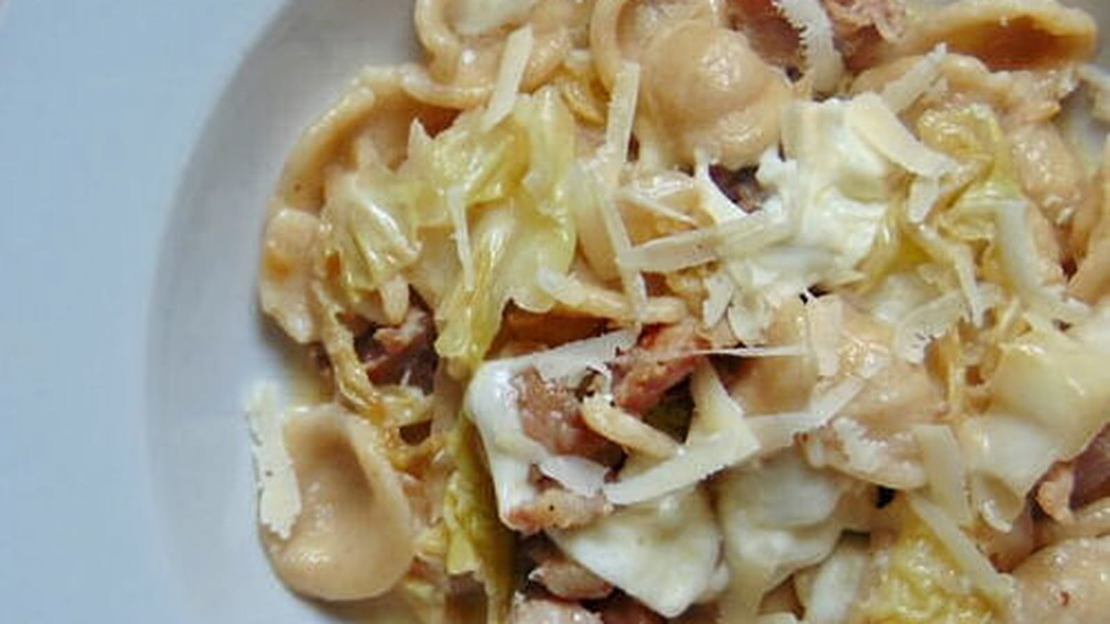 Orecchiette, saucisse, chou et stracciatella