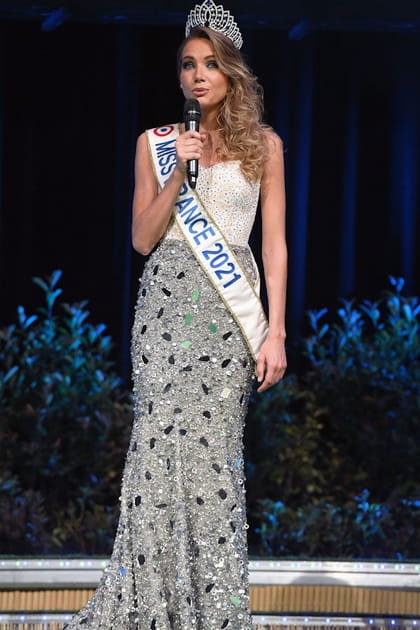 Amandine Petit en robe argentée à sequins