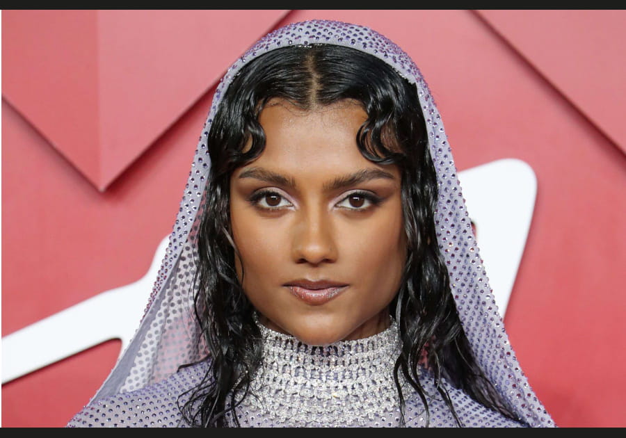 Le maquillage lumineux de Simone Ashley