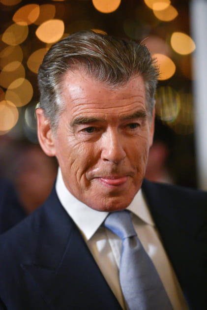 Pierce Brosnan s'en lèche les babines