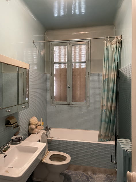 Avant&nbsp;: une petite salle de bains d&eacute;lav&eacute;e