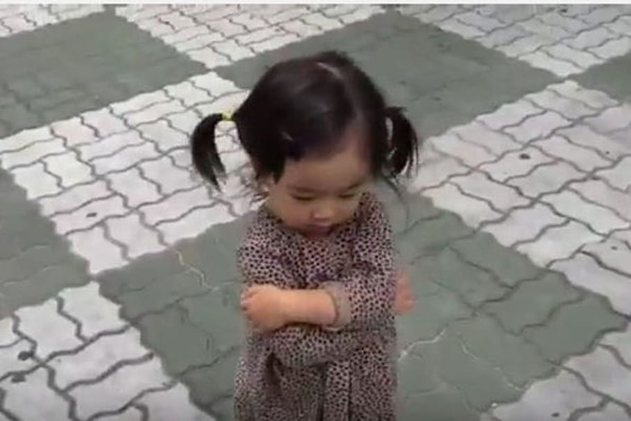 En vidéo : une petite fille essaye de bouder tant bien que mal…