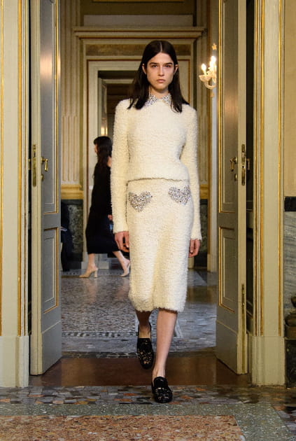 Jupe crayon blanche &agrave; c&oelig;urs argent&eacute;s et top coordonn&eacute; aper&ccedil;us sur le d&eacute;fil&eacute; Blumarine