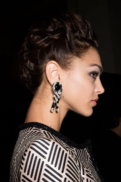 Les boucles d'oreilles corde du d&eacute;fil&eacute; Armani Priv&eacute;