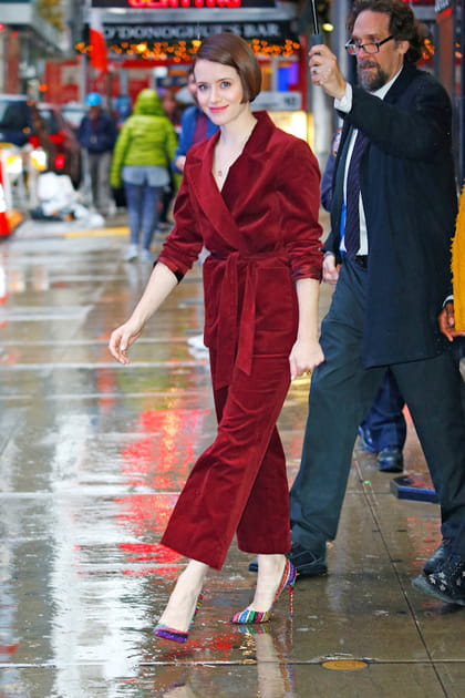 Claire Foy en combinaison bordeaux en velours