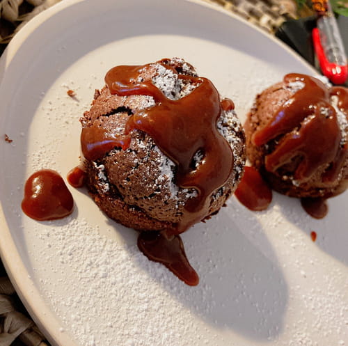 Fondant au chocolat nappé de caramel beurre salé