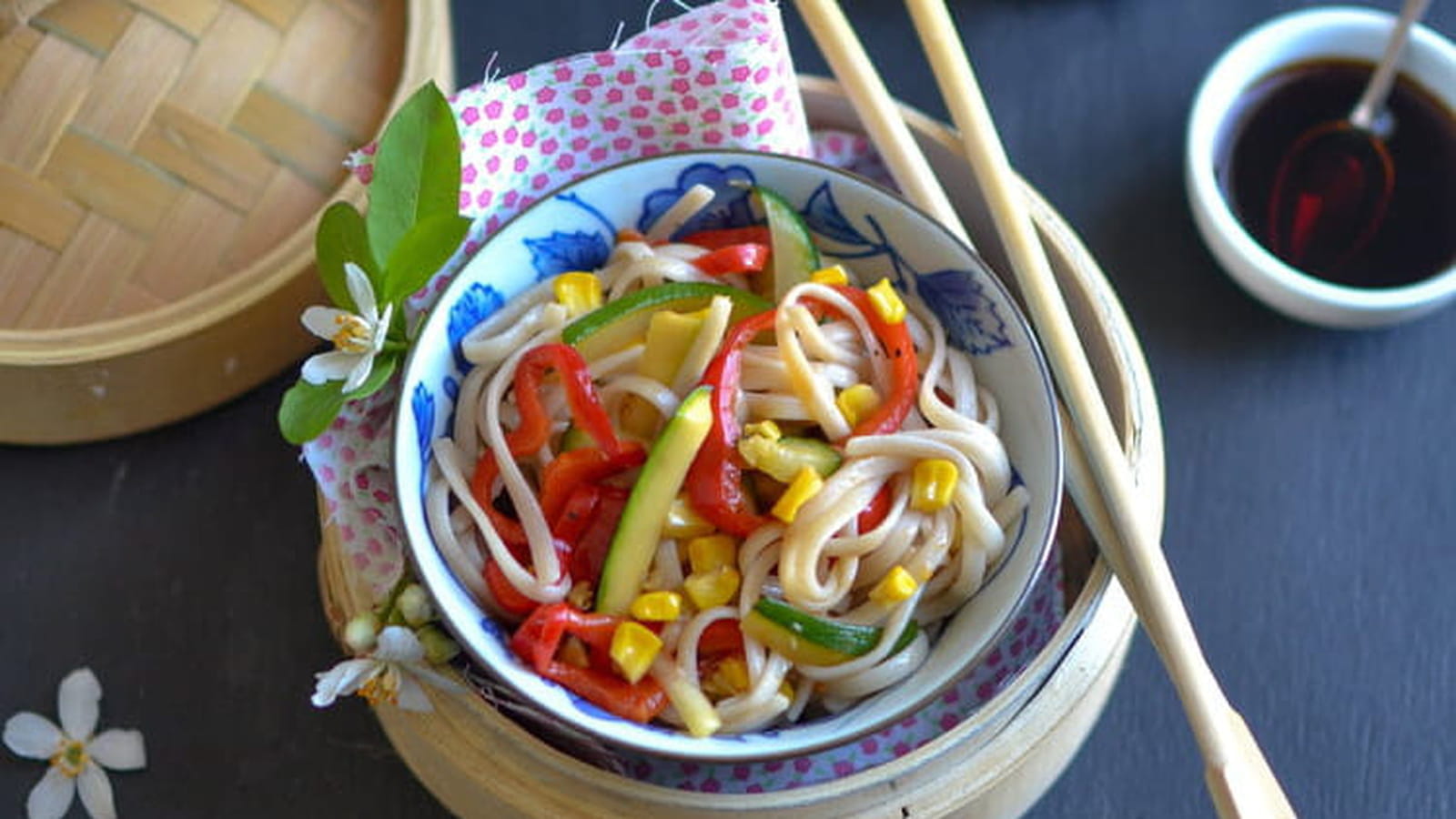 Wok de nouilles Udon aux courgettes, poivrons, maïs et sauce soja bio Tanoshi