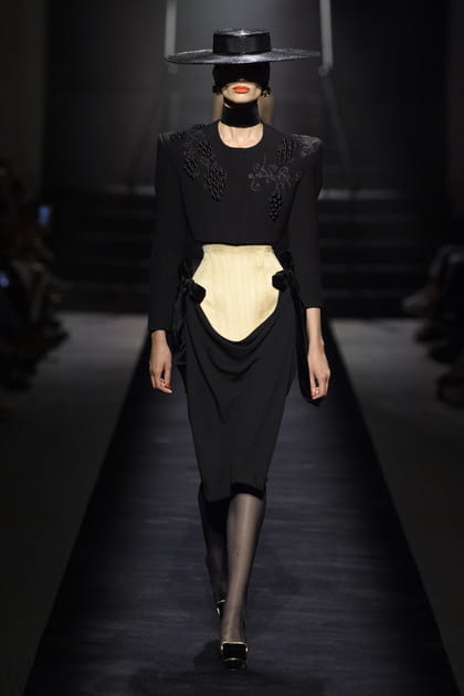 Look 1 du défilé Schiaparelli