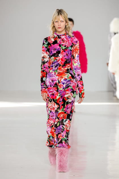 Robe &agrave; fleurs multicolores et boots en fourrure aper&ccedil;ues sur le d&eacute;fil&eacute; MSGM