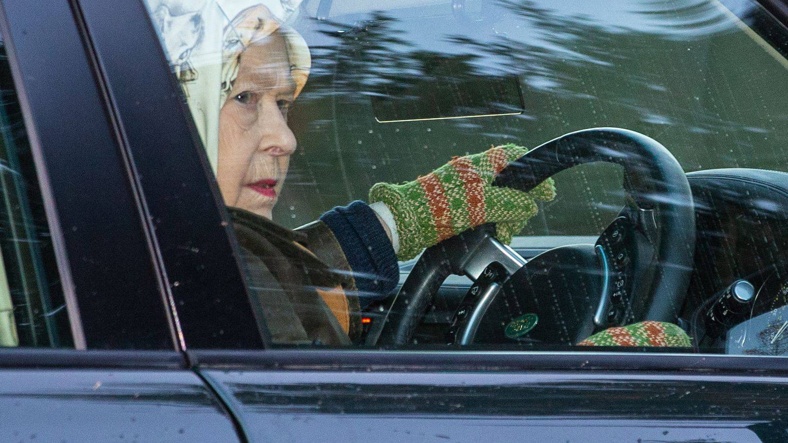 Au volant de sa voiture, elle roule vers le futur...