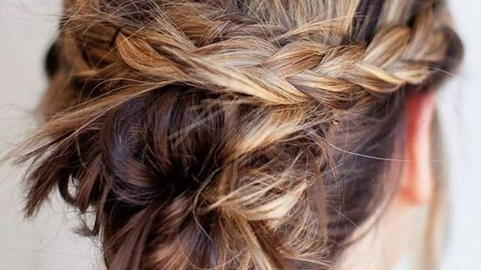 Le chignon effet coiffé - décoiffé 