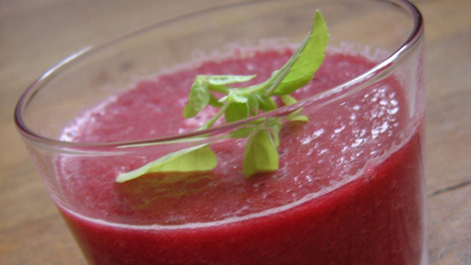 Soupe glacée de betterave au basilic