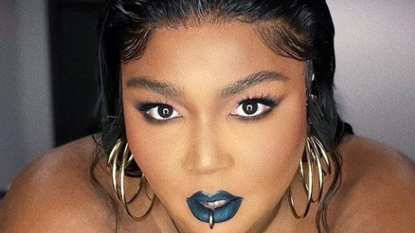 Lizzo et son rouge à lèvres bleu