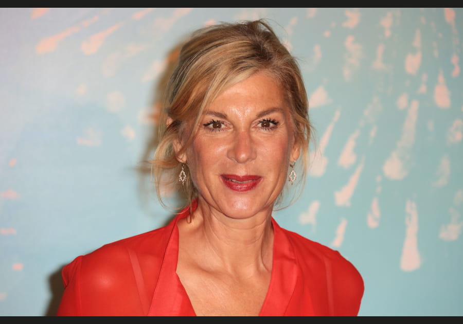 Le teint dor&eacute; et lumineux de Mich&egrave;le Laroque