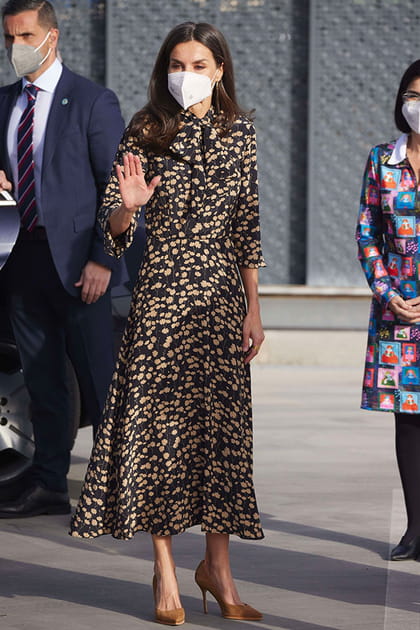 Letizia d'Espagne dans une longue robe fluide imprim&eacute;e de fleurs &agrave; lavalli&egrave;re et des escarpins en daim camel