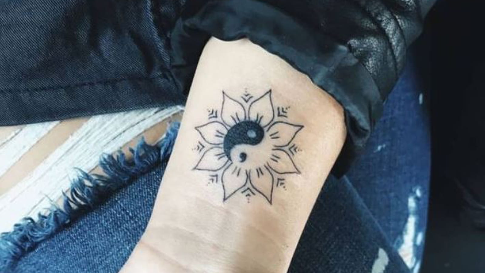 Point-virgule ying et yang sur le poignet
