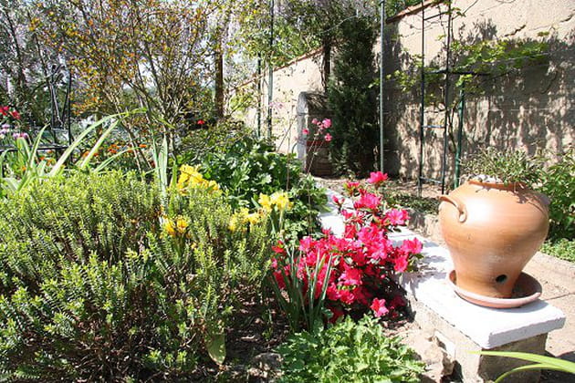 Un vieux vinaigrier transformé en jardinière
