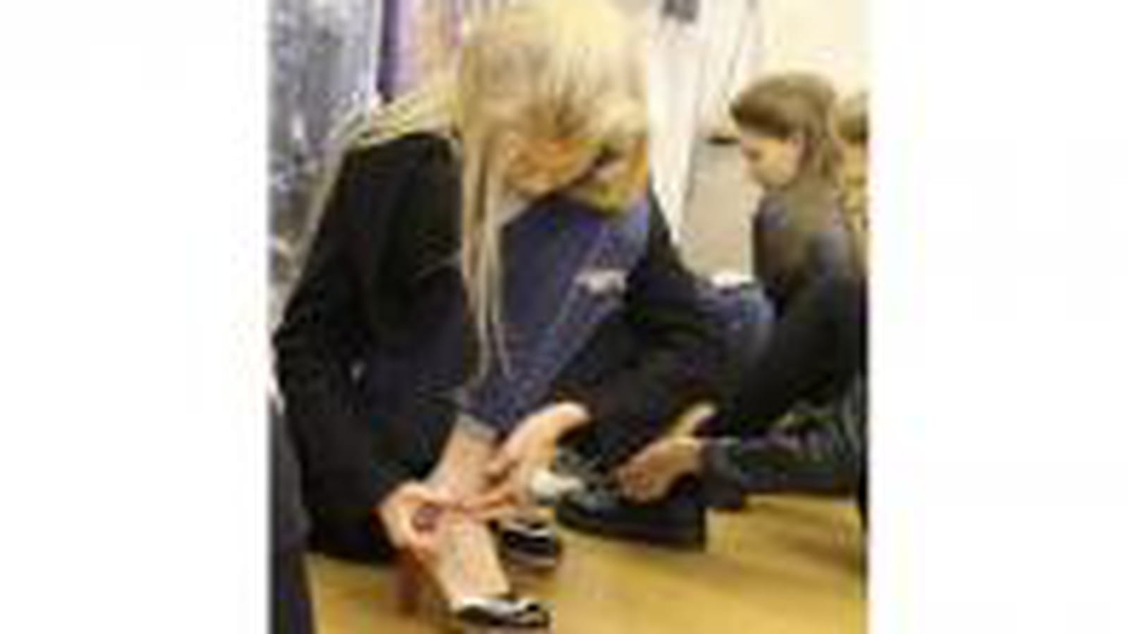 Les mannequins essaient leurs chaussures