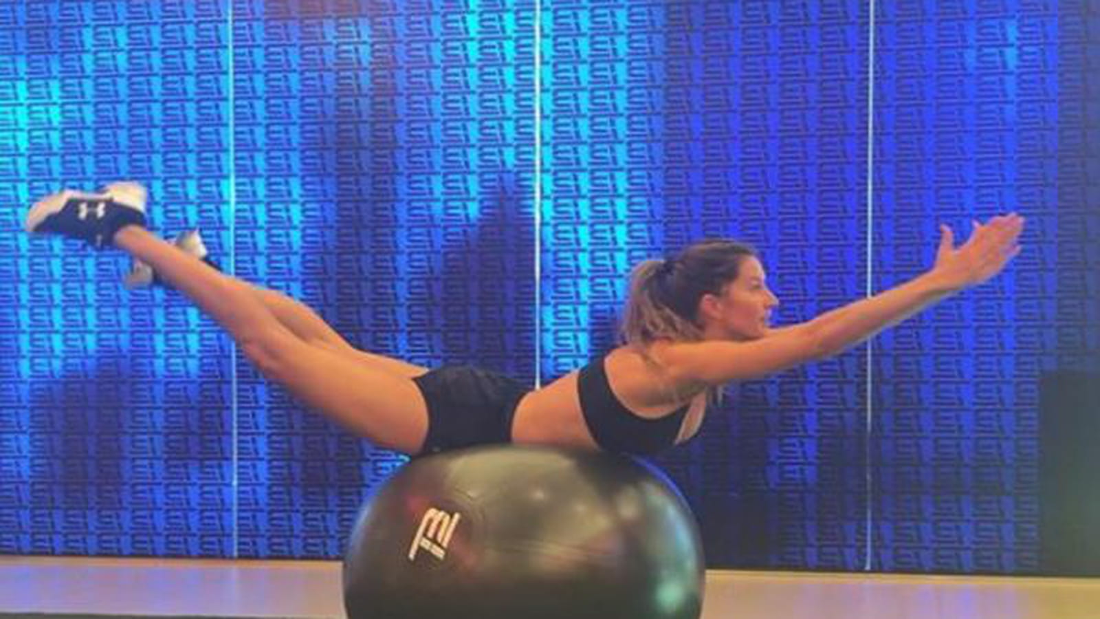 Gisele Bündchen avec un ballon de gym