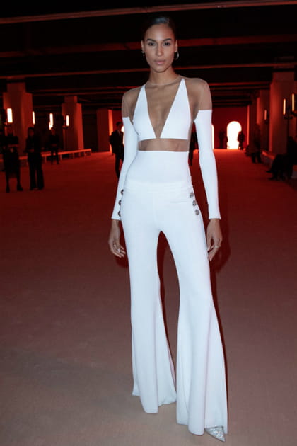 Cindy Bruna en ensemble blanc 80's