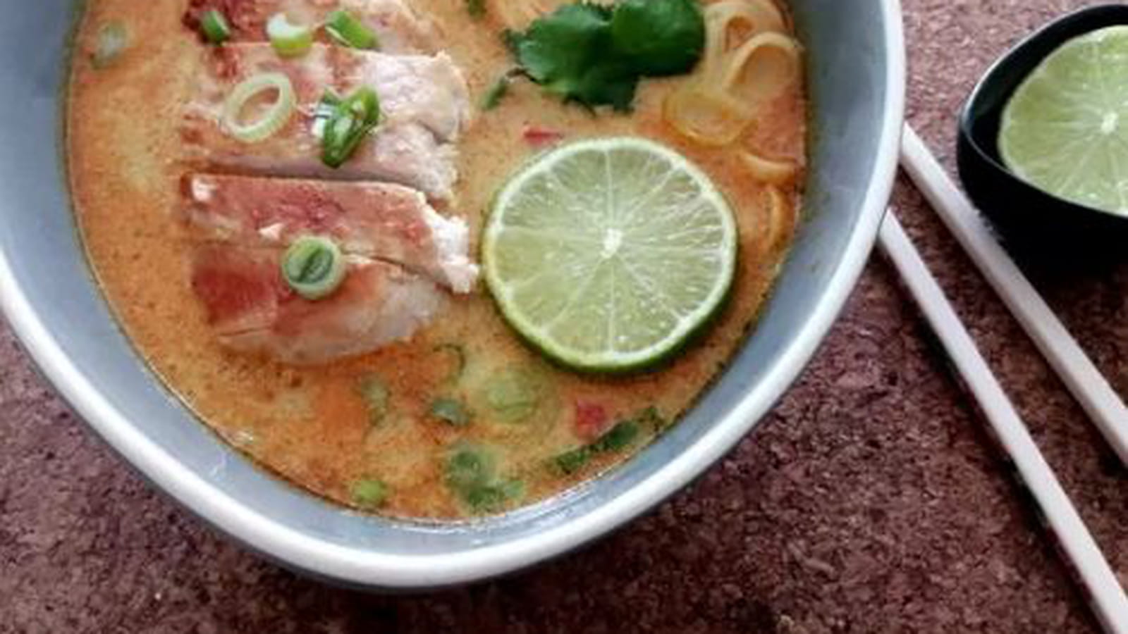 Soupe thaï au curry, lait de coco, nouilles et poulet