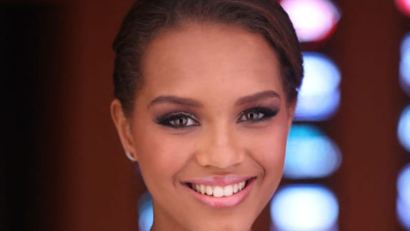 Indira Ampiot et son look beauté de Miss France