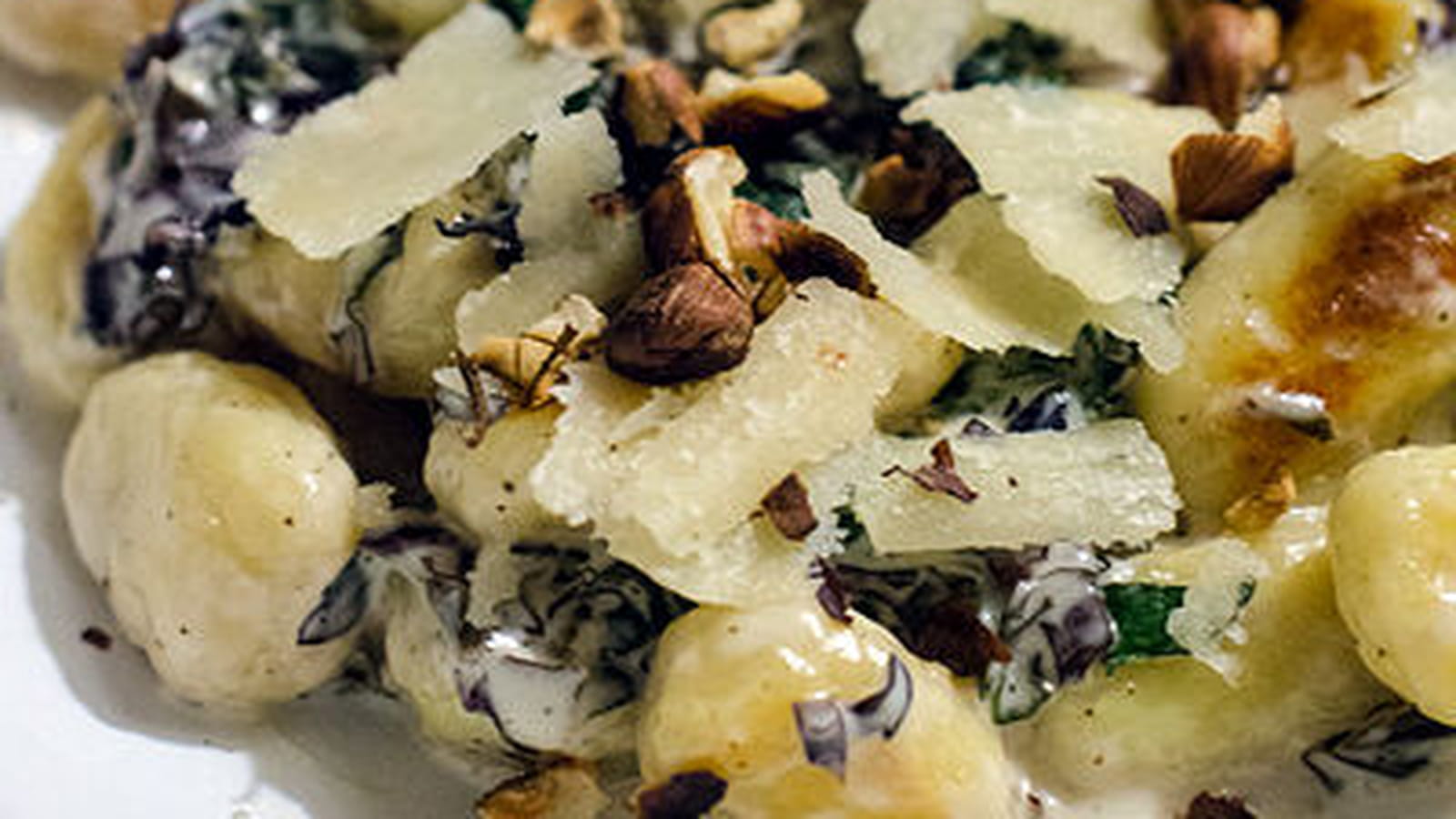 Gnocchis maison, chou kale, parmesan et noisettes