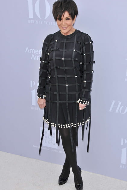 Kris Jenner en robe mi-longue noire perlée