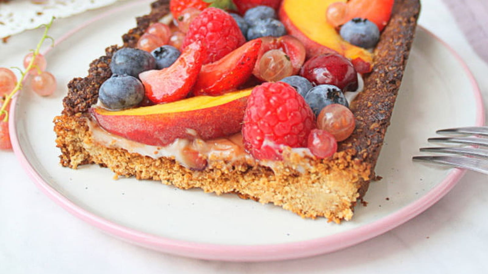 Tarte aux fruits d'été, flocons d'avoine et yaourt coco (vegan)