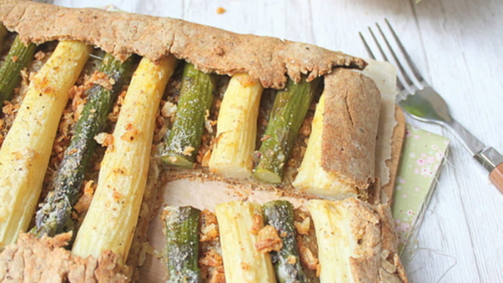 Tarte rustique aux asperges, pâte à l'huile d'olive, oignons caramélisés et parmesan (vegan)